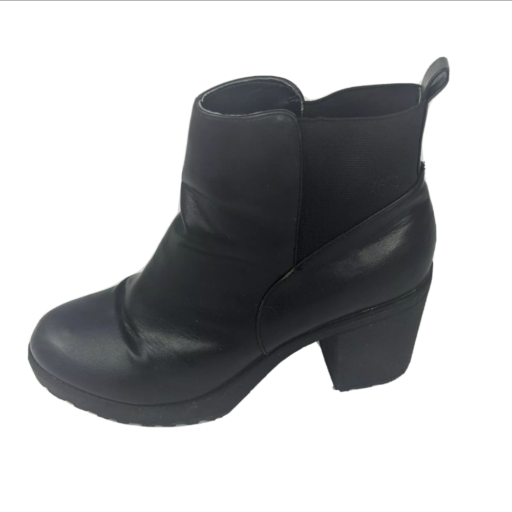 URBAN OUTFITTERS | Black Heeled Boot